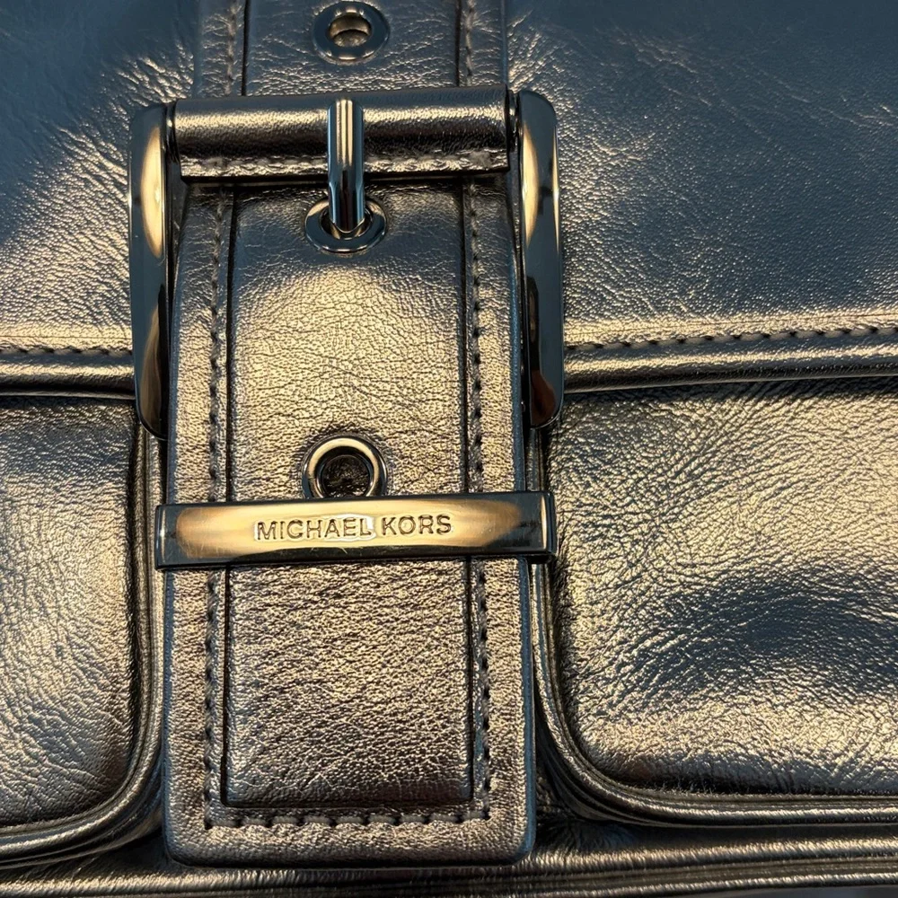 Micheal Kors Colby Silver Leather Shoulder Bag - Picture 3 of 9